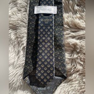 Versace Men’s Necktie Navy & Gold 3.6”x58” Made In Italy